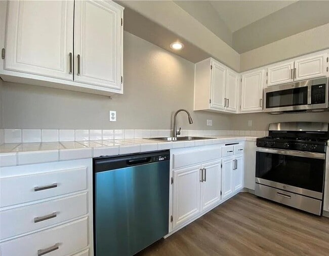 Building Photo - 9317 Mountain Rise Ave