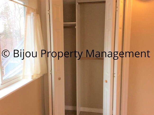 Building Photo - Nice Two Bed One Bath Home