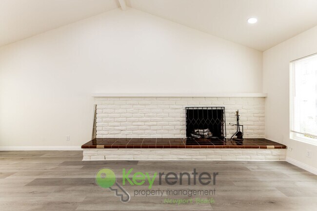 Building Photo - Bright & Beachy One-Bedroom Condo in San C...