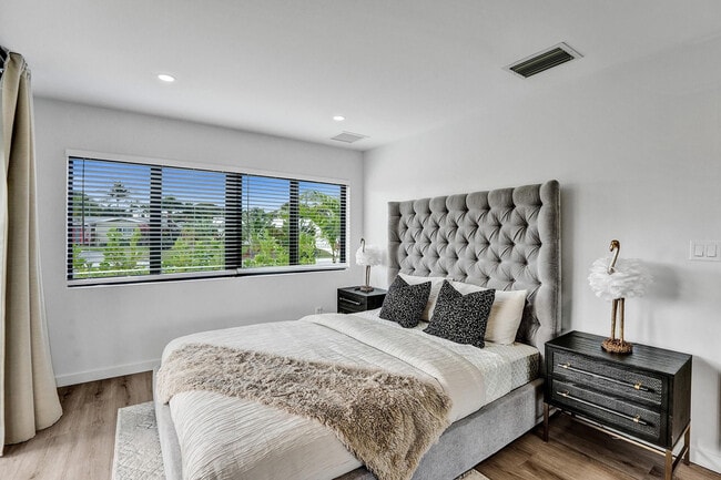 Building Photo - 5501 NE 18th Terrace