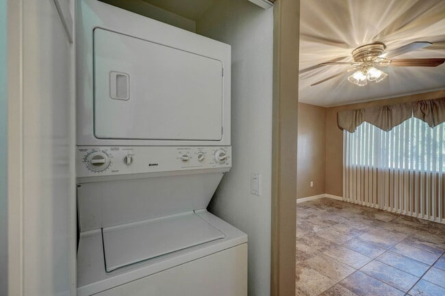 Building Photo - 3301 W Loma Ln