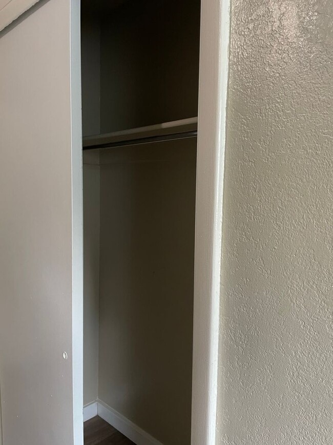 Building Photo - STUDENTS WELCOME! 5 Bedroom 3 Bathroom Single Family Home West Fort Collins