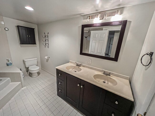 Building Photo - Gorgeous 3 Bedroom 2 Bathroom Unit With Su...