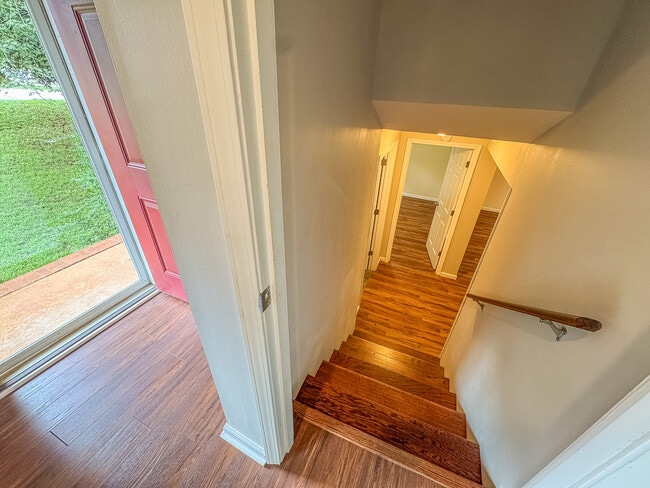 Building Photo - 404 McElhaney Rd