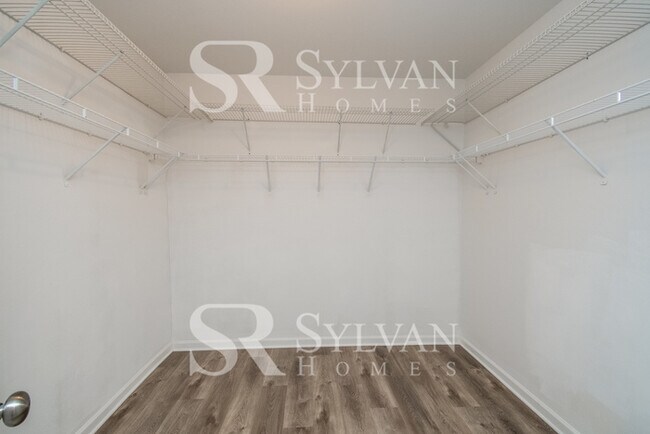 Building Photo - A must see 4-bedroom, 2.5 bath home in Oak Pointe.