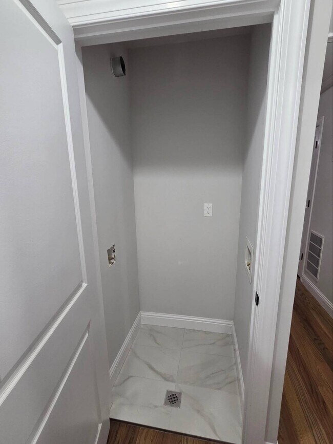 Building Photo - 69 Nashville St