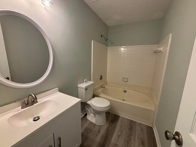 Building Photo - Newly Renovated 3 Bedroom Duplex~