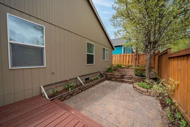 Building Photo - 14046 SE Summerfield Loop