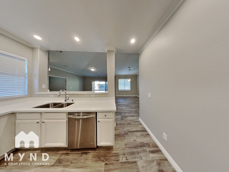 Building Photo - 900 Domnus Ln
