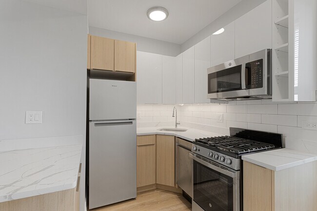 Building Photo - 1608 W Sherwin Ave