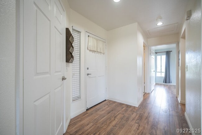 Building Photo - $3,100 / 2br - 953ft2 - Charming and updat...