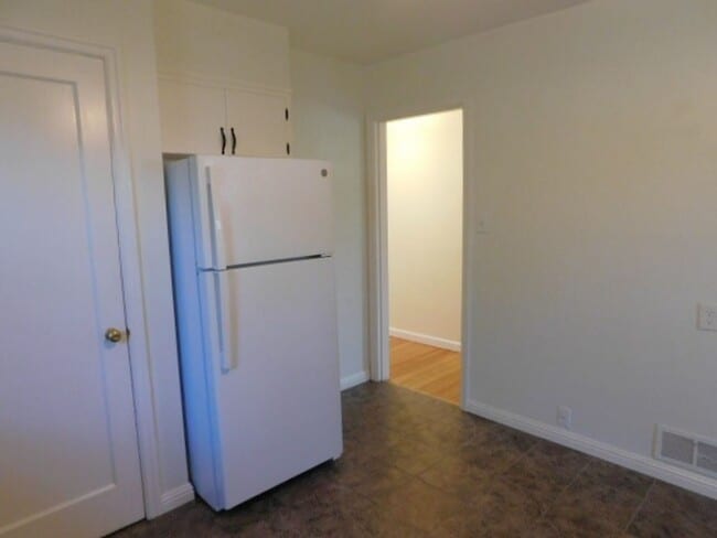 Building Photo - 3Bd/1Ba Two Story House w/ Basement - Avai...