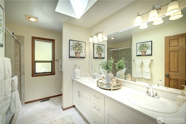 Building Photo - RARE Find House for Rent in Yarrow Point!