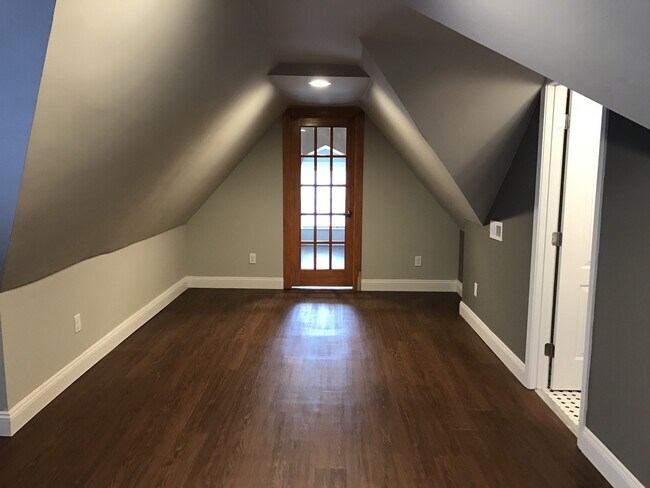Building Photo - Stunning Large Home near Tower Grove Park