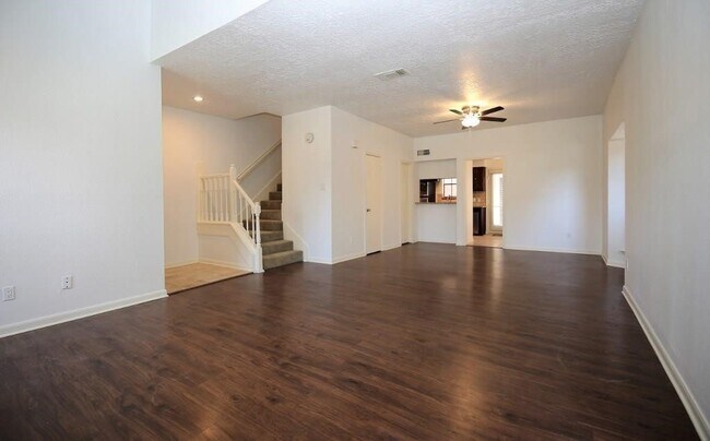 Building Photo - 800 Country Pl Dr