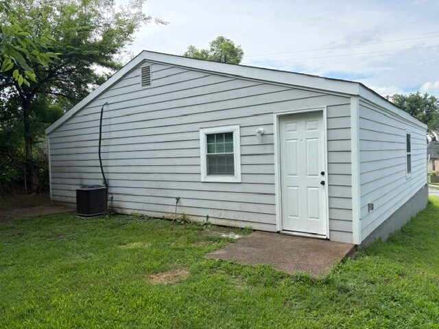 Building Photo - 913 Marina St