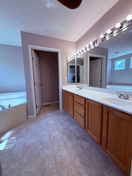 Building Photo - 657 Brookledge Ct