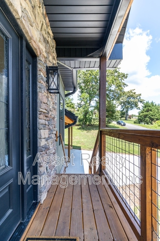 Building Photo - 915 River Cliff Dr