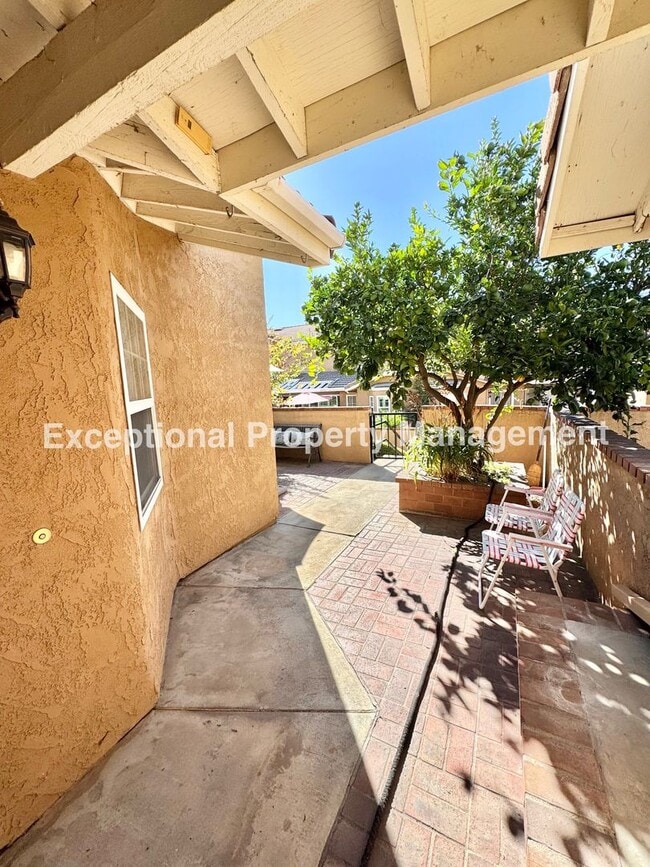 Building Photo - Ready to move in 2 bedroom 3 bath townhome