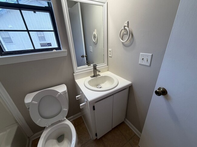 Building Photo - Ridgewood Subdivision Gem: 3-Bedroom Home with Fenced Yard.