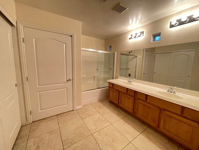 Building Photo - Carry Over Showing: This property has been...