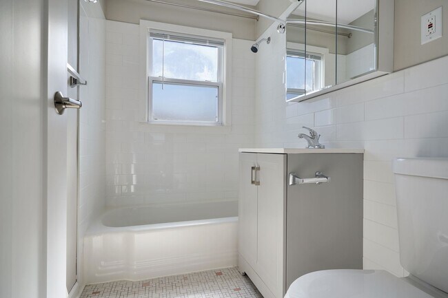 Building Photo - Large Remodeled 2 Bedroom