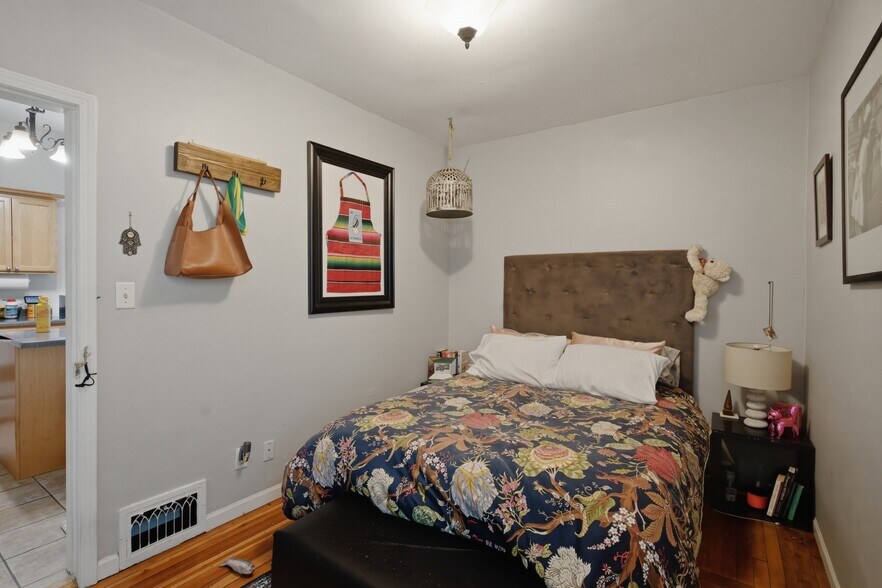 Building Photo - 3814 N Marshfield Ave