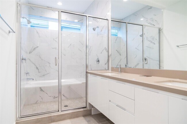 Building Photo - 5869 E Post Oak Ln