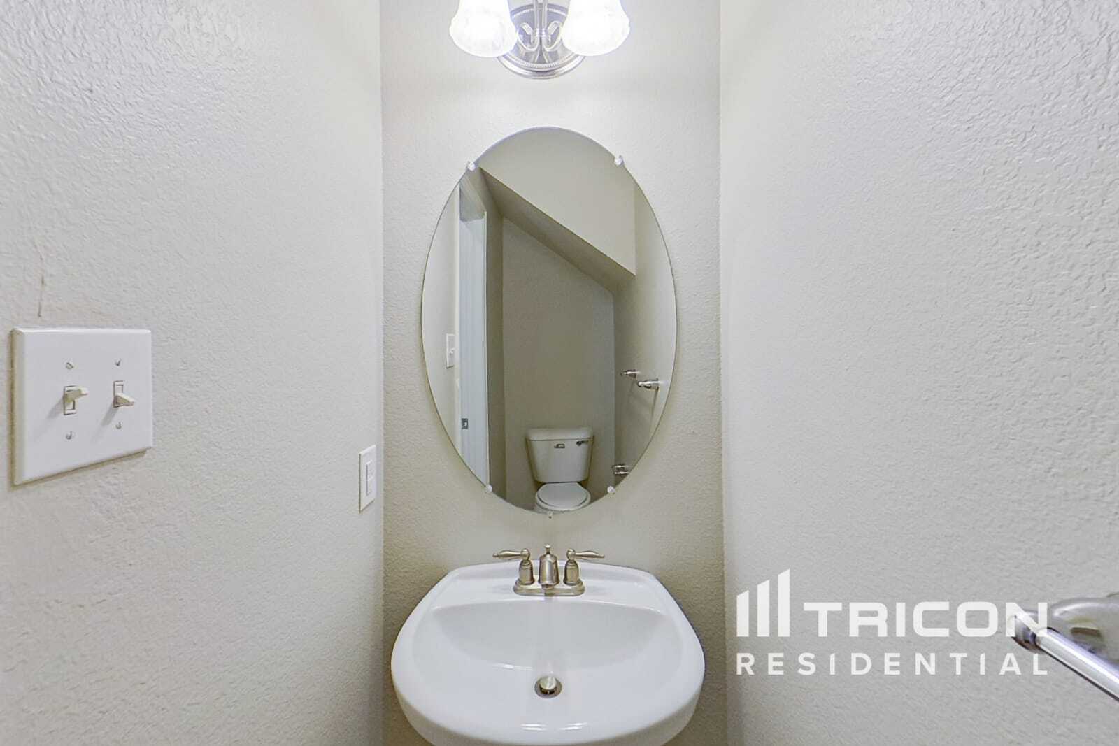 Building Photo - 15904 Alvarado Dr