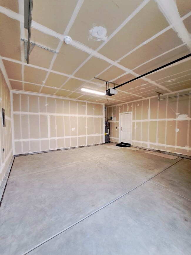 Building Photo - Limited Time Move In Special! Beautiful Newly Built Home in Clovis Unified – Solar & Bonus Room I...