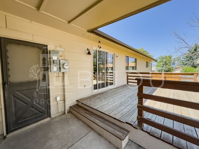 Building Photo - Large Main Level Living