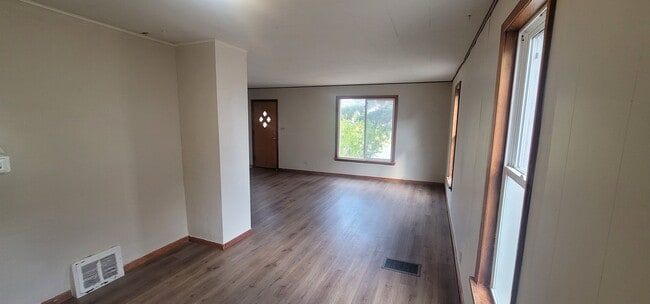 Building Photo - 4 Bedroom 2 Bath - Single Family Home