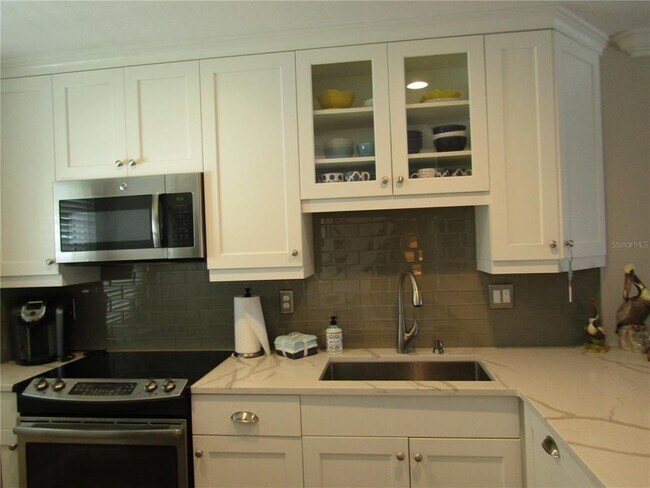 Building Photo - 1400 Tarpon Center Dr