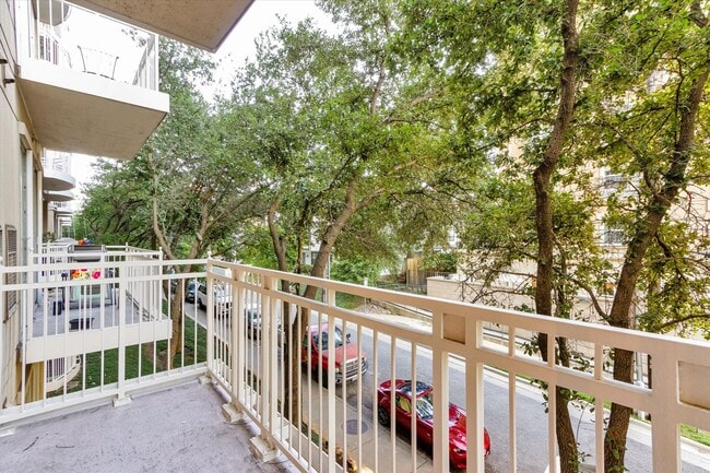 Building Photo - Stylish Studio Apartment In Concierge Building at The Renaissance at Turtle Creek ($500 Off First...