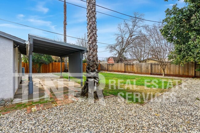 Building Photo - 1309 Shadowglen Rd