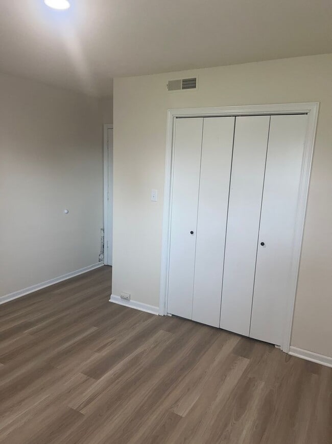 Building Photo - 758-760 Southampton Dr