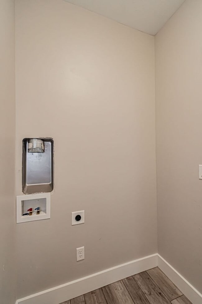 Building Photo - 654 S Saturn Ave