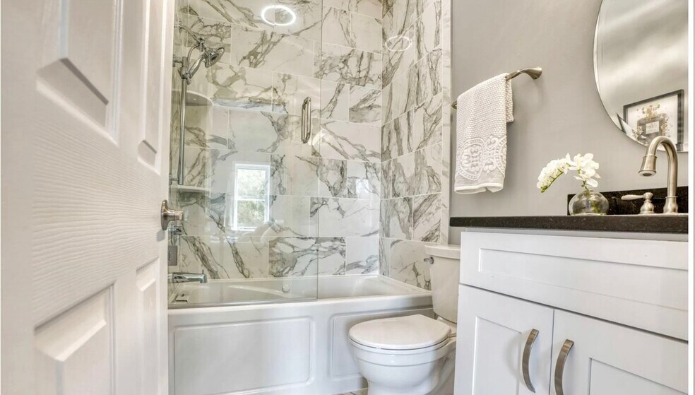 Bathroom,En Suite Rm1 - 829 N Montford Ave