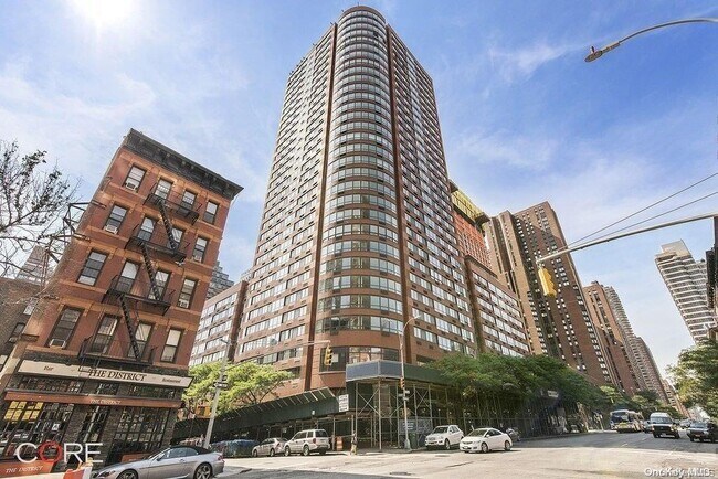 Building Photo - 200 E 94th St