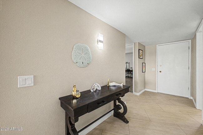 Building Photo - 10454 W Palmeras Dr