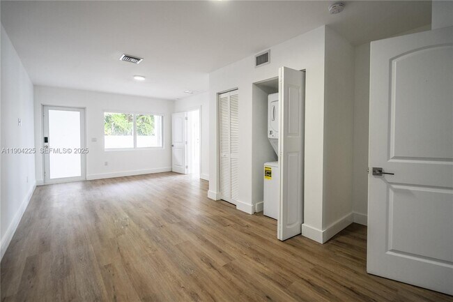 Building Photo - 1850 S Treasure Dr