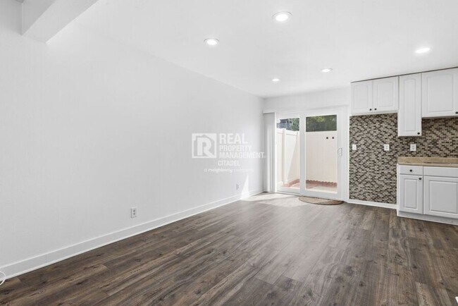 Building Photo - 4560 Jamestowne