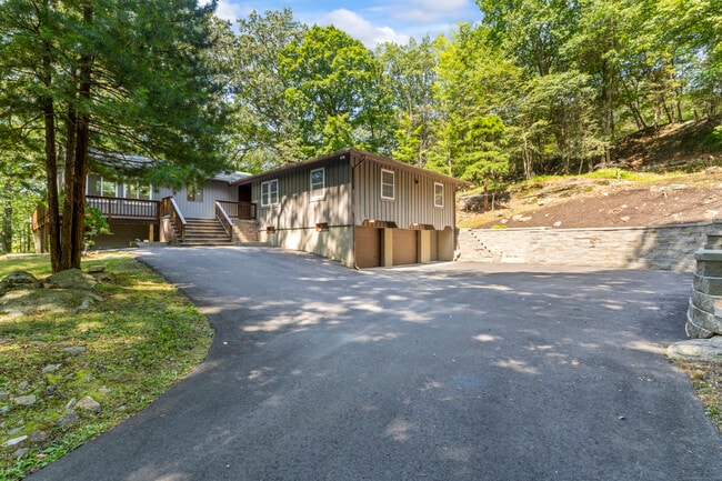 Building Photo - 83 Buck Hill Rd