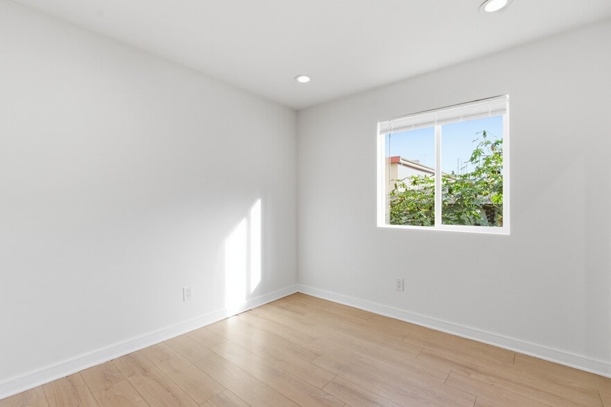 Building Photo - 5646 Lexington Ave