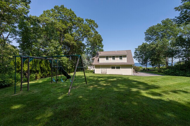 Building Photo - 2 Oak Knoll Rd