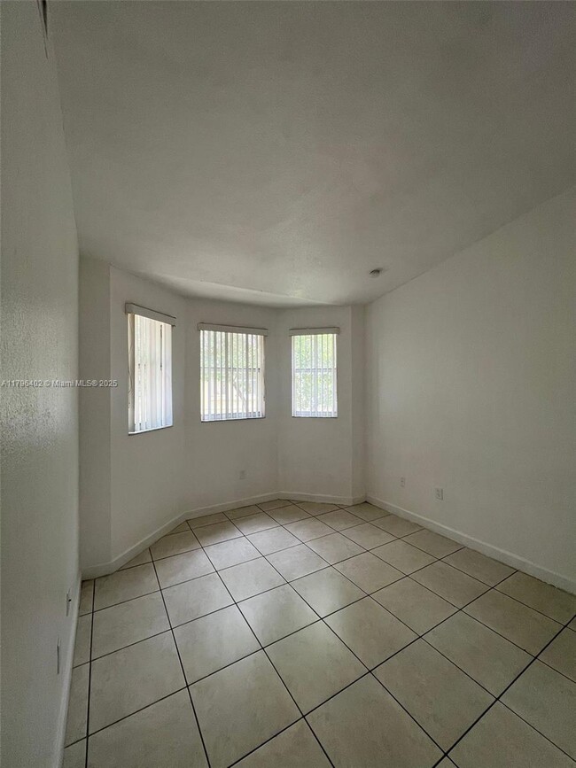 Building Photo - 1661 SE 28th St