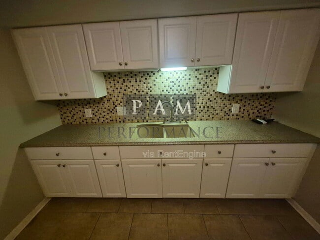 Building Photo - 1123 W Kendall Ave