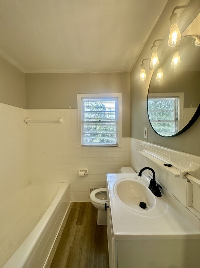 Building Photo - 2100 Park Ln