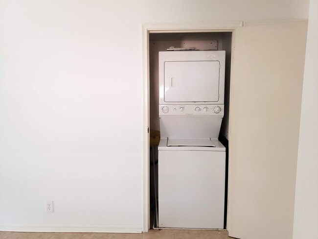 Building Photo - 2 Bedroom, 2 Bath Duplex in Lochwood