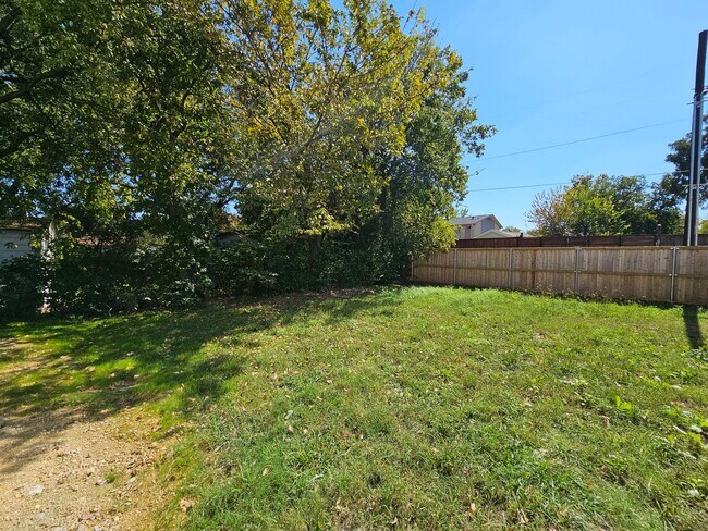 Building Photo - Available now ready for immediate move in ...